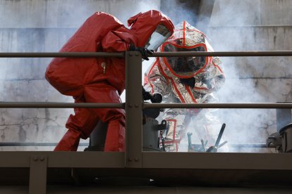 Los bomberos usan trajes de protección contra materiales peligrosos (Archivo)