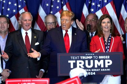 Pamela Evette (derecha) junto a Donald Trump en Carolina del Sur/ Timothy A. Clary