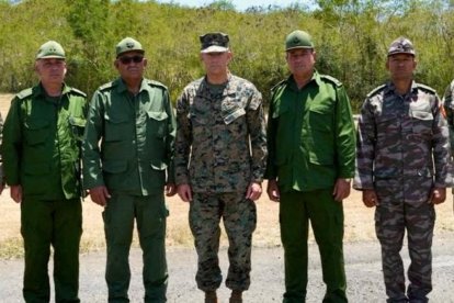Esta foto publicada en la cuenta X del Comando Sur de los Estados Unidos, el 29 de mayo de 2026, muestra al Comandante del SOUTHCOM, General Francis L. Donovan (C), al Jefe del Estado Mayor y Primer Viceministro de las Fuerzas Armadas Revolucionarias de Cuba (MINFAR), General Roberto Legra Sotolongo (2.º/I) y otros oficiales militares cubanos, durante su reunión de hoy en el perímetro de la Estación Naval de los Estados Unidos en la Bahía de Guantánamo, Cuba.