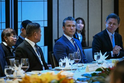 Pete Hegseth, rodeado de mandatarios asiáticos en el Diálogo del Shangri-La 2026