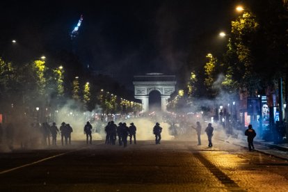 Se produjeron enfrentamientos entre hinchas del Paris Saint-Germain (PSG) y agentes de la Policía Republicana de Seguridad (CRS - Compagnies Republicaines de Securité)