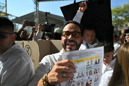 Abelardo De la Espriella en su centro de votación este domingo en Barranquilla.
