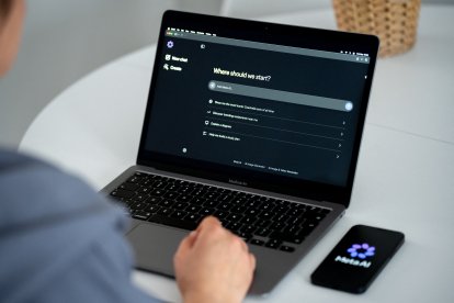 Un hombre usando Meta AI. Imagen de archivo