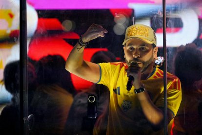 Abelardo de la Espriella, del movimiento Salvadores de la Patria, se dirige a sus seguidores tras un cristal antibalas después del recuento rápido de votos en las elecciones presidenciales en el monumento Ventana al Mundo en Barranquilla, Colombia,