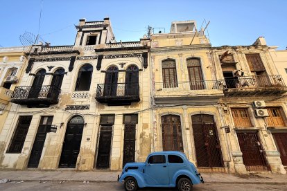 Un clásico automóvil americano es visto en una calle de La Habana (Archivo)