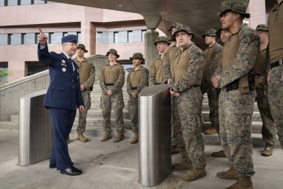 El general Dan Caine saluda al personal militar de la Embajada de EEUU en Caracas.