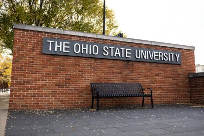 Un letrero en la entrada del campus de la Universidad Estatal de Ohio en Columbus