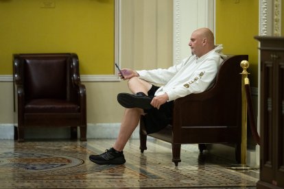 El senador John Fetterman en el Capitolio.