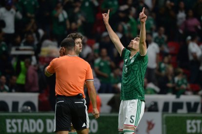 El defensa mexicano n.º 5, Johan Vázquez, celebra tras marcar el gol del empate durante el partido amistoso internacional de fútbol entre México y Serbia, disputado en el Estadio Nemesio Diez de Toluca, México, el 4 de junio de 2026.