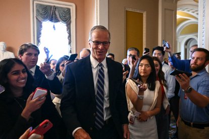 El líder de la mayoría del Senado d, John Thune, republicano por Dakota del Sur, es rodeado por periodistas mientras se dirige a una reunión con los republicanos del Senado en el Capitolio de EEUU, en Washington D. C., el 4 de junio de 2026. La agenda del presidente Donald Trump se enfrenta este jueves a una serie de pruebas en el Senado de EE. UU., ya que los legisladores han iniciado un maratoniano proceso de enmiendas a un proyecto de ley de 70 000 millones de dólares para reforzar la aplicación de la ley de inmigración, tras semanas de inquietud entre los republicanos por algunas de sus medidas políticas más polémicas.