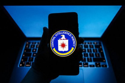 El sello de la Agencia Central de Inteligencia se muestra en la pantalla de un teléfono móvil para una fotografía ilustrativa