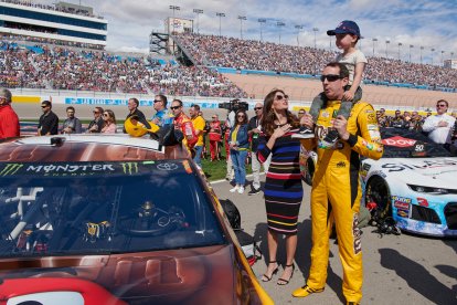 Kyle Busch junto a su esposa y su hijo.