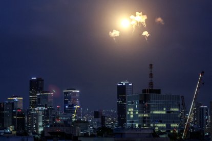 En la imagen se ven las explosiones provocadas por la interceptación de proyectiles por parte del sistema de defensa antimisiles Cúpula de Hierro de Israel sobre Tel Aviv el 28 de febrero de 2026. Estados Unidos e Israel lanzaron ataques contra Irán el 28 de febrero; la cadena pública israelí informó de que el líder supremo iraní había sido uno de los objetivos, mientras que la República Islámica respondía con descargas de misiles contra los Estados del Golfo e Israel.