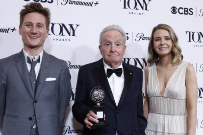 El productor Lorne Michaels posa con el premio a Mejor Musical por "Schmigadoon!"