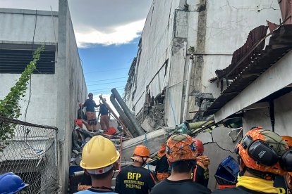 Los equipos de rescate llevan a cabo una operación de salvamento en un edificio derrumbado tras un terremoto de magnitud 7,8 en la ciudad de General Santos el 8 de junio de 2026. Un terremoto de magnitud 7,8 sacudió el sur de Filipinas el 8 de junio, causando la muerte de al menos 15 personas, el derrumbe de edificios y la emisión de alertas de tsunami en toda la región.