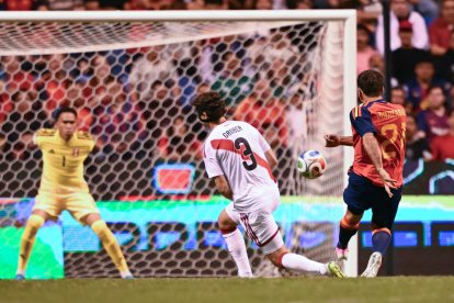 El delantero español Mikel Oyarzabal, con el dorsal número 21, marca el primer gol de su equipo durante el partido amistoso internacional de fútbol para preparar el Mundial de EEUU entre Perú y España, disputado en el Estadio Cuauhtémoc de Puebla (México) el 8 de junio de 2026.