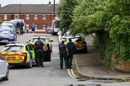 La policía trabaja en la escena de un apuñalamiento en el norte de Belfast