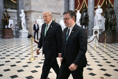 El presidente Donald Trump y el presidente de la Cámara de Representantes, Mike Johnson.
