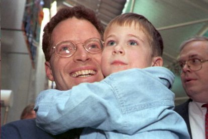 El periodista David Rhode abraza a su sobrino tras ser liberado en 1995.