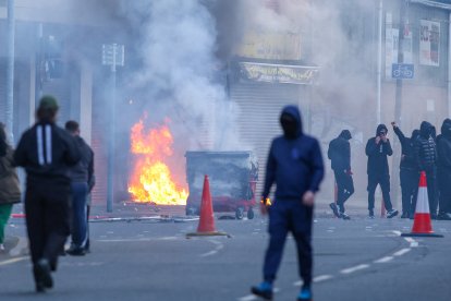 Un edificio es incendiado en la zona de Sandy Row, en el centro de la ciudad de Belfast