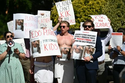 El 2 de junio de 2026, varias personas se reunieron para manifestarse frente al edificio del Comité de Campaña Senatorial Demócrata en Washington DC, mientras el candidato demócrata al Senado por Maine, Graham Platner, se reunía con senadores demócratas. Un rudo criador de ostras que hace poco se deshizo de su tatuaje de estilo nazi es el insólito rostro de la apuesta de los demócratas por arrebatar el Senado a los republicanos del presidente Donald Trump y recuperar a los votantes de clase trabajadora.