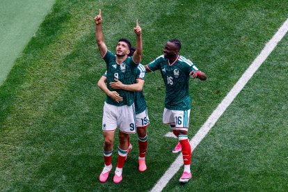 Raul Jimenez celebrates scoring his team's second goal/ Rodrigo Oropeza