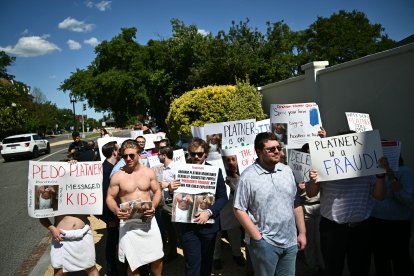 Una multitud se congregó para protestar frente al edificio del Comité de Campaña Senatorial Demócrata, mientras Platner se reunía con senadores demócratas, a inicios de junio.