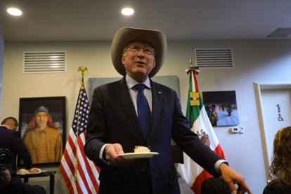 El embajador saliente de Estados Unidos en México, Ken Salazar, corta un pastel de reyes durante su última conferencia de prensa como parte del Día de los Tres Reyes Magos en la Ciudad de México, México, el