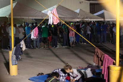 Migrantes centroamericanos hacen cola para recibir comida y descansan sobre colchones en el interior de una bodega que se utiliza como albergue en Piedras Negras, Coahuila (México), el 5 de febrero de 2019. Alrededor de 1.700 migrantes que viajaban en caravana llegaron a la frontera entre Estados Unidos y México el martes, justo cuando el presidente Donald Trump se disponía a pronunciar su discurso sobre el Estado de la Unión.