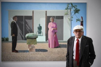 David Hockney posa frente a su cuadro "Fred y Marcia Weisman"