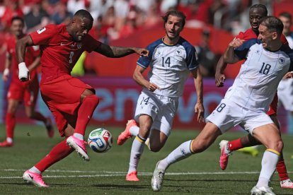 El delantero canadiense n.º 09, Cyle Larin (izquierda), marca el gol del empate durante el partido de fútbol del Grupo B del Mundial de 2026 entre Canadá y Bosnia y Herzegovina, disputado en el Estadio de Toronto, en Toronto, el 12 de junio de 2026.