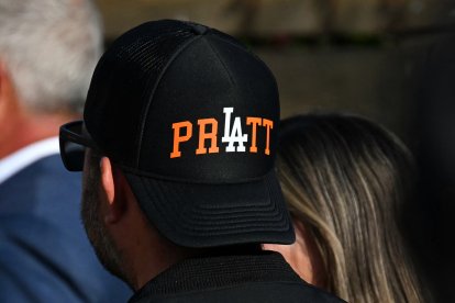 Un simpatizante del candidato a la alcaldía de Los Ángeles, Spencer Pratt, llega a su fiesta electoral en Los Ángeles, California, el 2 de junio de 2026.