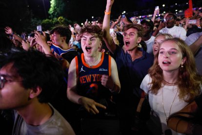 Fans de los Knicks en Central Park este sábado.