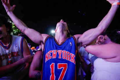 Los aficionados de los Knicks celebran en Central Park (Archivo)