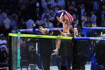 El estadounidense Justin Gaethje celebra tras derrotar al georgiano Ilia Topuria durante el evento de artes marciales mixtas