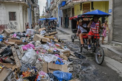 Las personas conviven con montones de basura en medio de la ciudad de La Habana (Archivo)
