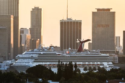 Un crucero Carnival Liberty atracado en el Puerto de Miami