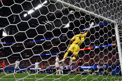 El portero de Cabo Verde, el número 01, Vozinha, realiza una parada durante el partido de fútbol del Grupo H del Mundial de 2026 entre España y Cabo Verde, disputado en el Estadio de Atlanta, en Atlanta, el 15 de junio de 2026.
