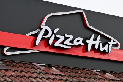 Un cartel iluminado de la cadena de alimentos Pizza Hut
