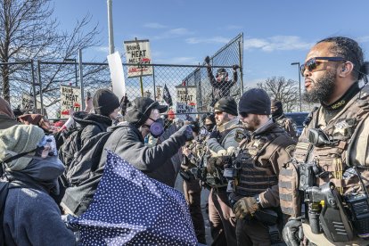 Manifestantes protestan contra las operaciones del ICE, en Minneapolis, Minnesota