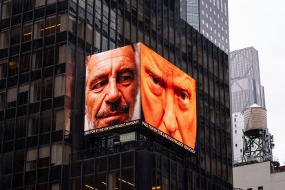 Publicidad digital en Times Square que muestra a Jeffrey Epstein y a Donald Trump/ Adam Gray