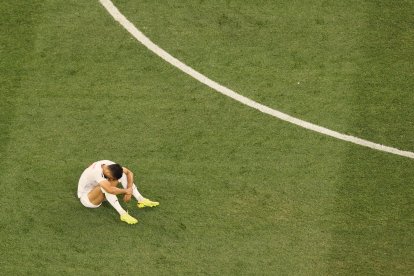 Un jugador iraní sentado en el césped luego del empate 2-2 con Nueva Zelanda, en su debut en el Mundial de Fútbol 2026.