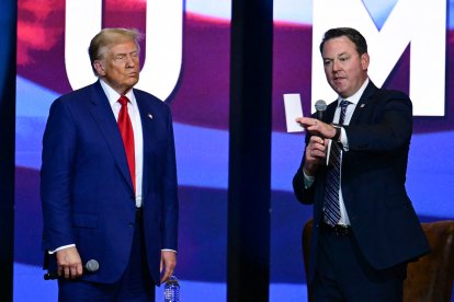 Donald Trump junto a Burt Jones, vicegobernador de Georgia/ Jim Watson