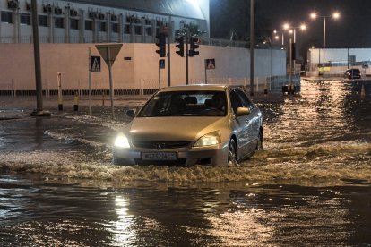 Un vehículo transita una calle inundada (Imagen de archivo)