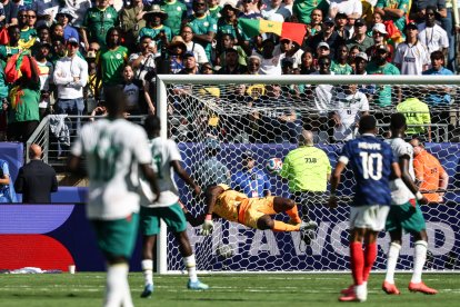 El portero de Senegal, el número 16, Edouard Mendy, encaja el tercer gol de Francia, marcado por el delantero número 10, Kylian Mbappé, durante el partido de fútbol del Grupo I del Mundial de 2026 entre Francia y Senegal, disputado en el Estadio de Nueva York/Nueva Jersey, en East Rutherford, el 16 de junio de 2026.