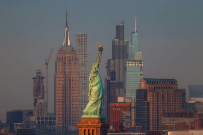 The iconic Empire State Building (L) stands out on the Manhattan skyline (Files)