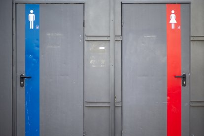 La puerta de dos baños: uno de hombres y otro de mujeres (Archivo)