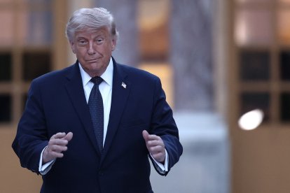 255
El presidente estadounidense Donald Trump hace un gesto cuando llega al Palacio de Versalles