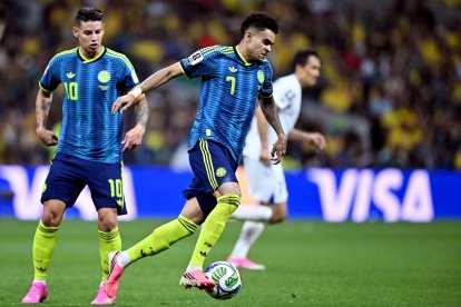 El delantero colombiano n.º 07, Luis Díaz, corre con el balón durante el partido de fútbol del Grupo K del Mundial de 2026 entre Uzbekistán y Colombia, disputado en el Estadio de la Ciudad de México, en la Ciudad de México, el 17 de junio de 2026.
