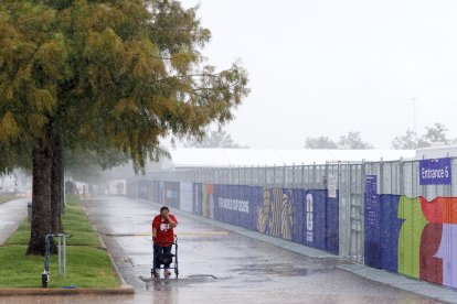 Un hombre camina bajo la lluvia en Texas (Archivo)